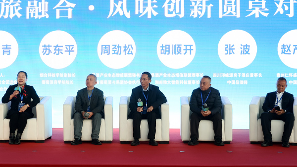 雅大閃耀濱城 董事長(zhǎng)胡順開(kāi)攜雙料大獎(jiǎng)?wù)摰喇a(chǎn)業(yè)未來(lái)