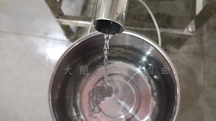 830將頭酒接在一起，儲(chǔ)存一段時(shí)間后做調(diào)味酒用