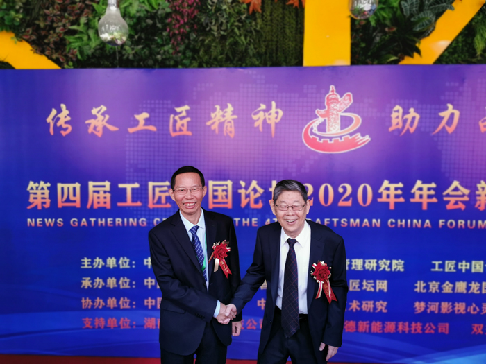 2雅大董事長胡順開與“人民楷?！眹覙s譽(yù)稱號(hào)獲得者、大慶油田新時(shí)期鐵人王啟民合影