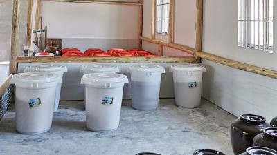 用白酒釀酒設(shè)備開酒坊，你還在用這樣的塑料桶發(fā)酵嗎？難怪沒人敢喝!