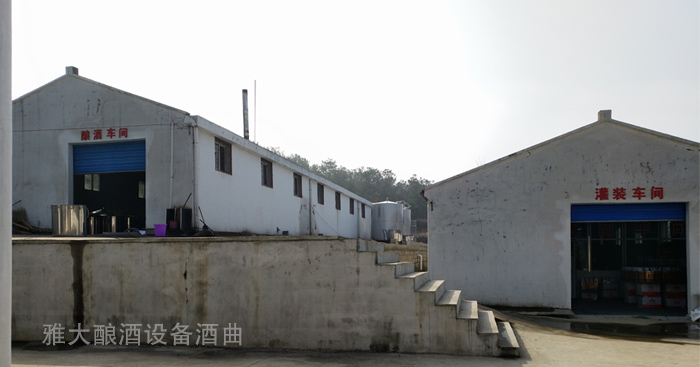 927雅大學(xué)員引進(jìn)大型釀酒設(shè)備，擴(kuò)大酒廠規(guī)模.jpg