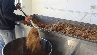 用釀白酒設(shè)備和傳統(tǒng)手藝釀造稻谷酒迎新春，每天買酒的人擠爆門檻