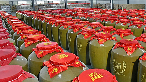 “新十條”發(fā)布，酒水市場(chǎng)回暖，您的白酒蒸餾設(shè)備酒坊備足貨了嗎