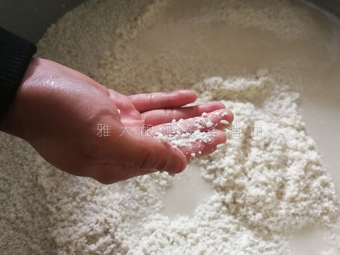 釀酒工藝-低度白酒是如何用白酒釀酒設(shè)備釀制的？2