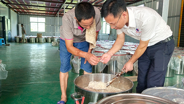 7月天氣炎熱，還可用小型酒廠釀酒設(shè)備做酒嗎？