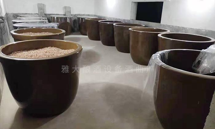 在蔣老師的指導下，釀造各種酒