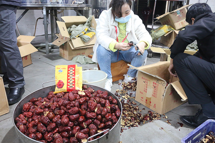 1.雅大大型釀酒廠(chǎng)家技術(shù)老師正在挑出爛果