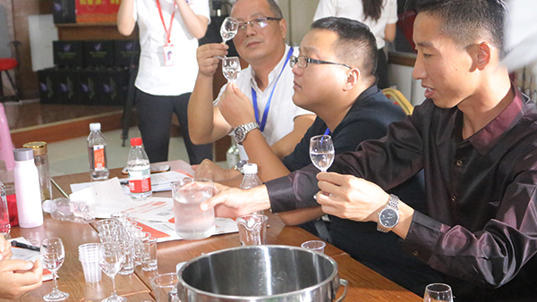 低度酒就是將燒酒設(shè)備釀出來的高度酒加水降度？