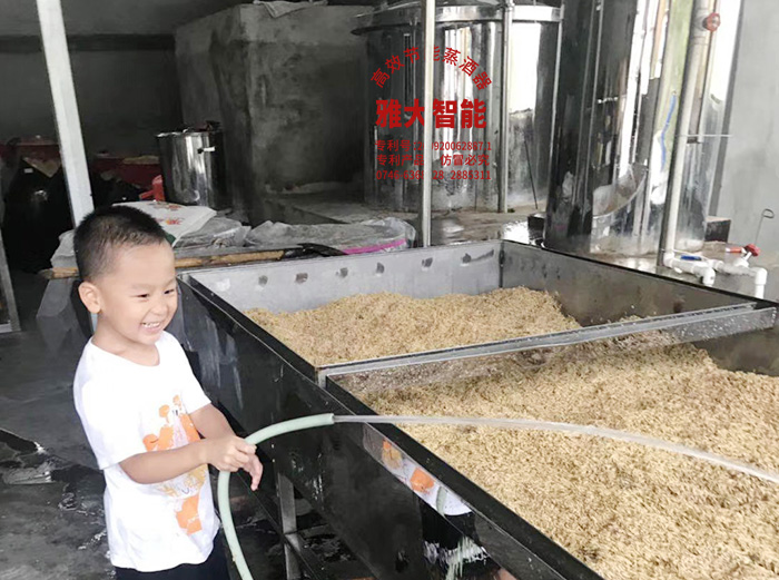 教孫子用雅大釀酒設備做酒，體驗傳統(tǒng)釀酒文化