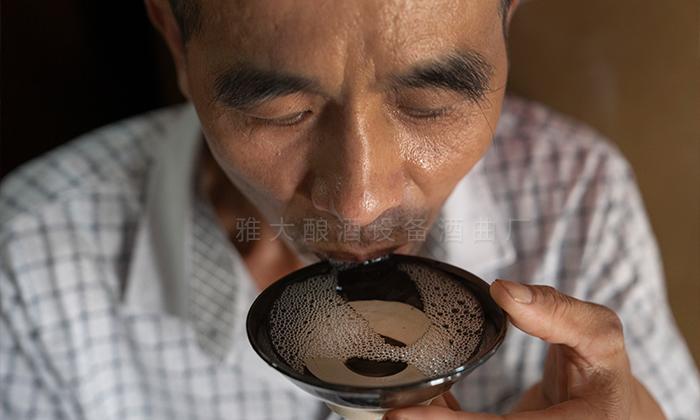 酒體協(xié)調(diào)甜味，不刺喉、不尖辣