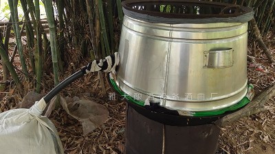 用木甑烤酒設(shè)備蒸白酒，冬季更容易糊鍋，為什么？