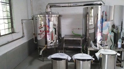 用蒸酒設(shè)備做酒，這樣做出酒穩(wěn)定，出高度酒也多。
