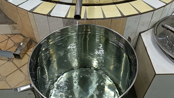 劉總回家開大型釀酒設備酒廠，實現(xiàn)中年留守村民再就業(yè)！