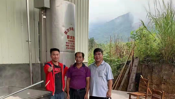 引進大型釀酒設(shè)備，利用家鄉(xiāng)的優(yōu)勢資源做窖藏酒！