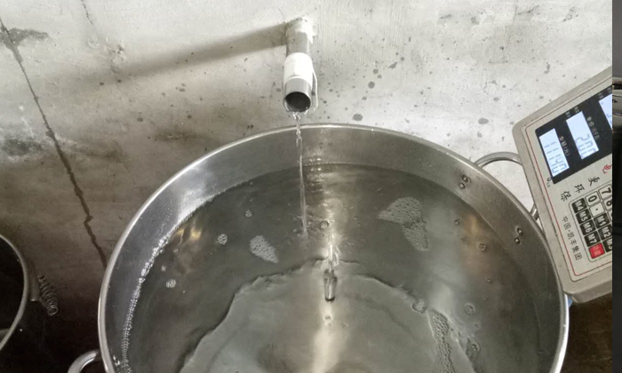 從熟料釀酒設備中接酒時要注意掐頭去尾，控制火候